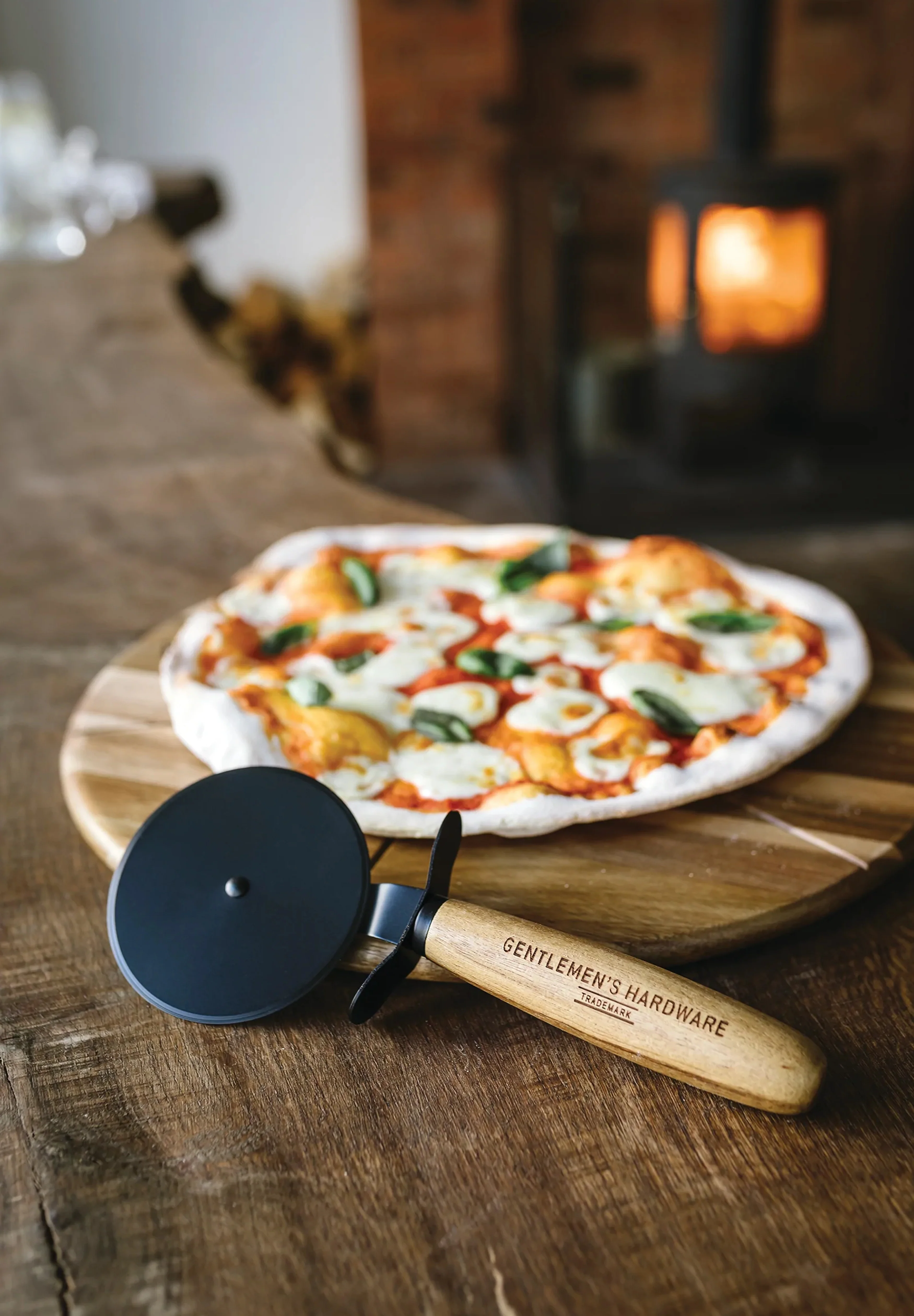 GENTLEMEN'S HARDWARE | PIZZA CUTTER & SERVING BOARD - Image 3