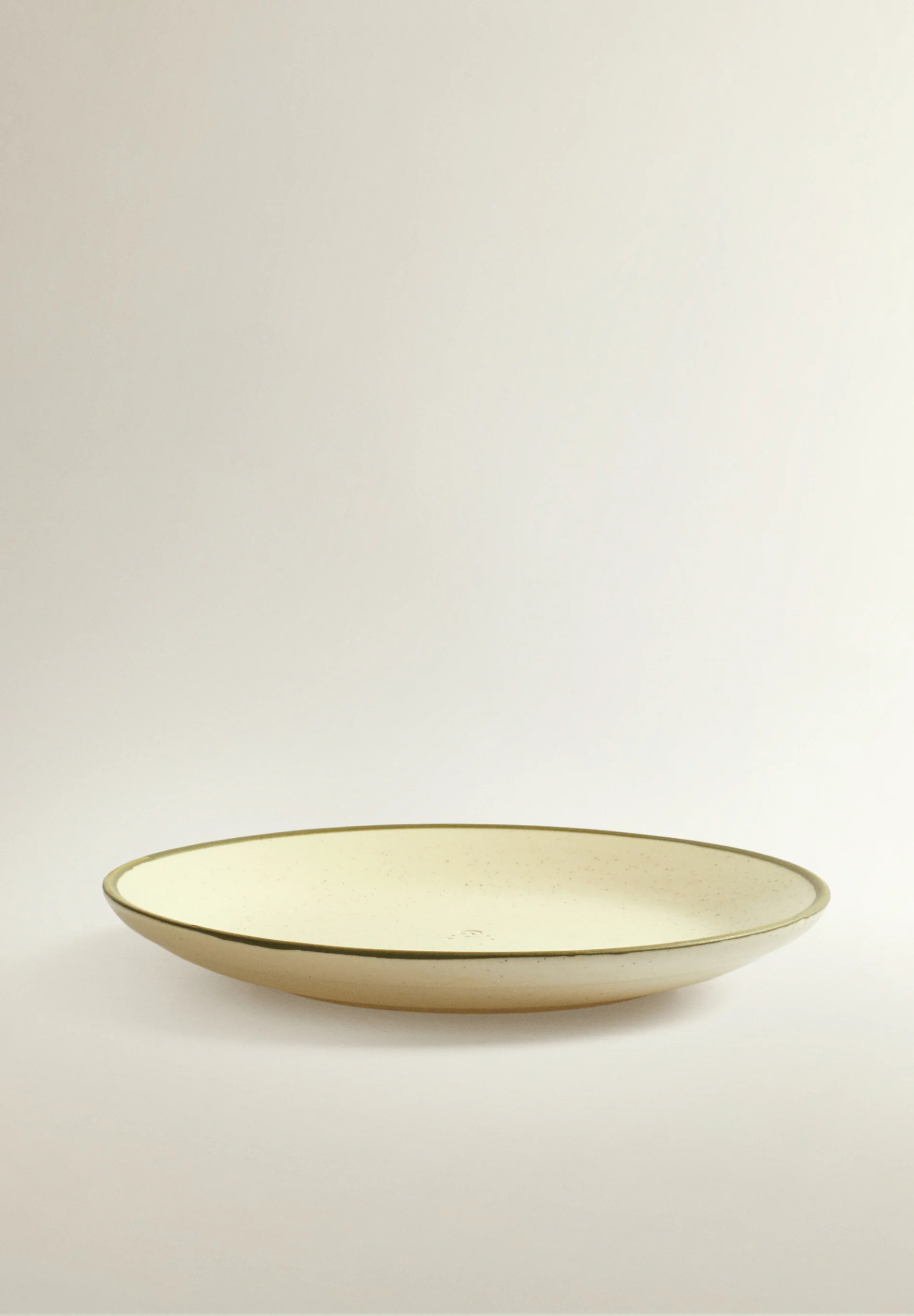 PLATO LLANO DETALLE CONTRASTE FILO