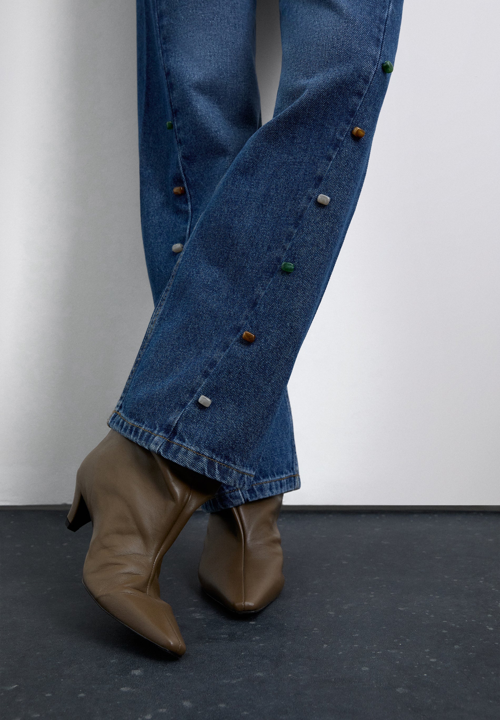 PANTALÓN DE TIRO ALTO APLIQUES - Image 3