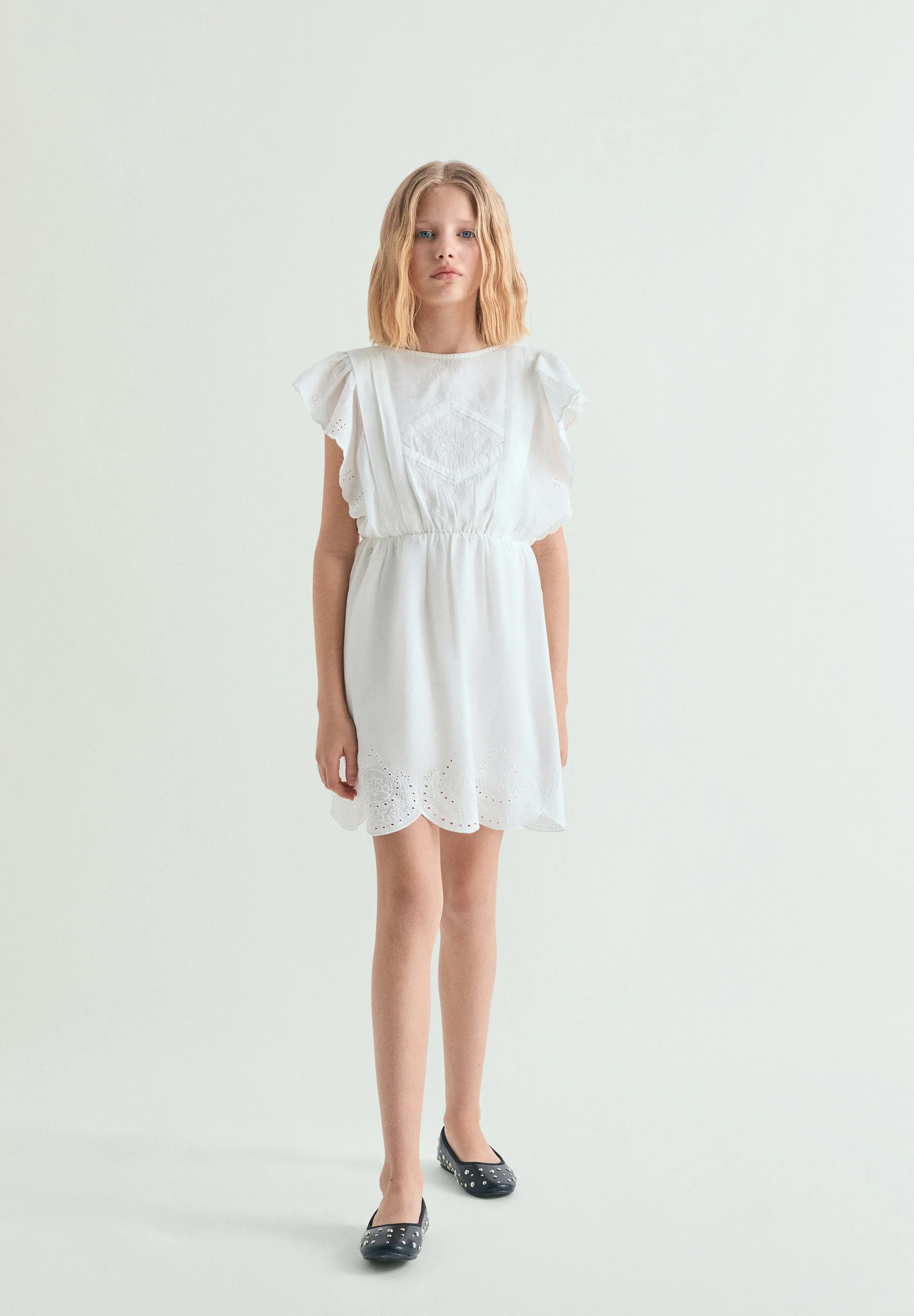 VESTIDO ROMÁNTICO PERFORADO